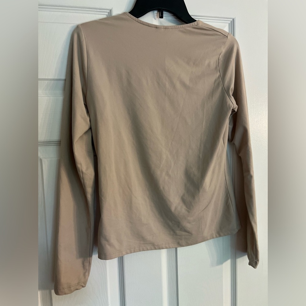 3/$15 H&M Beige Long Sleeve Jersey Top Size Medium Square Neckline EUC - Picture 2 of 7